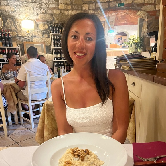 Meet your Posher, Julia - Picture 2 of 3